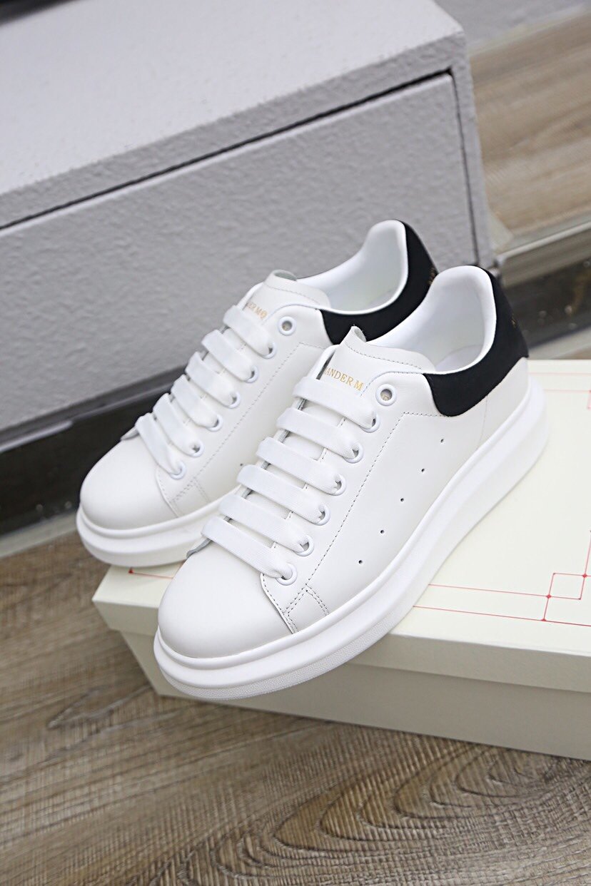 ALEXANDER MCQUEEN BASICHE BIANCHE E NERE CON SCRITTA ORO