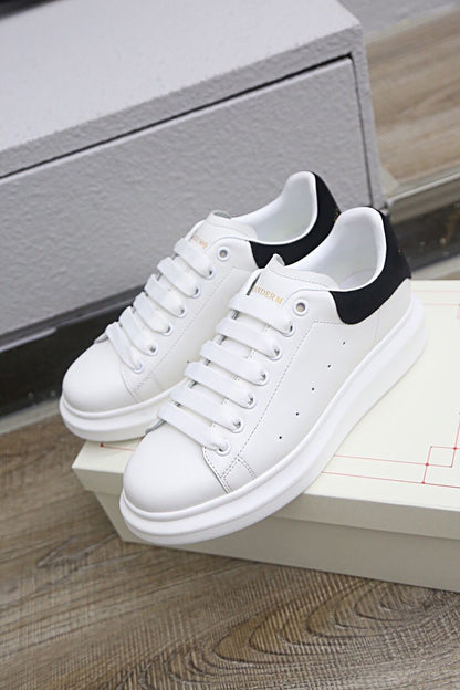 ALEXANDER MCQUEEN BASICHE BIANCHE E NERE CON SCRITTA ORO