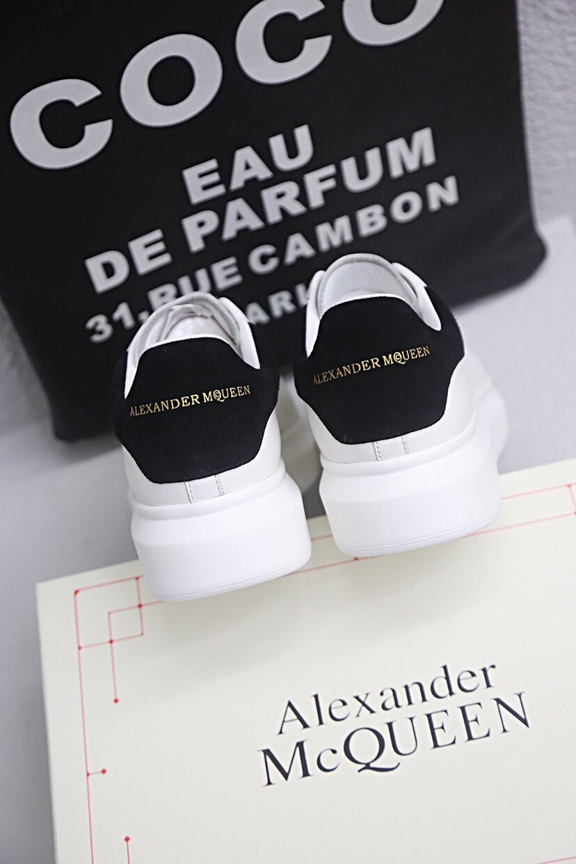 ALEXANDER MCQUEEN BASICHE BIANCHE E NERE CON SCRITTA ORO